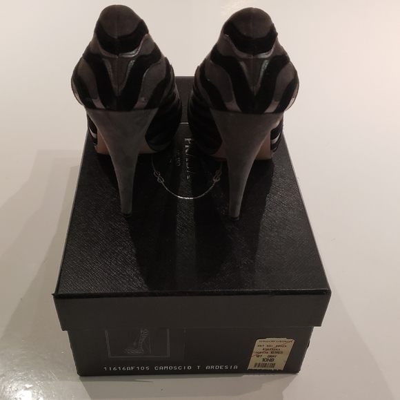 Prada heels - Picture 4 of 8